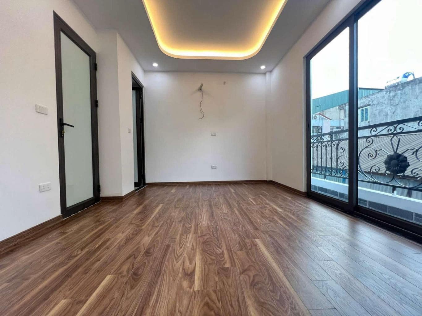 Phố Tân Mai– 30m2 / 5T / Mt 4.6m – Ngõ thông – ô tô đỗ cổng– Chỉ 6 tỷ