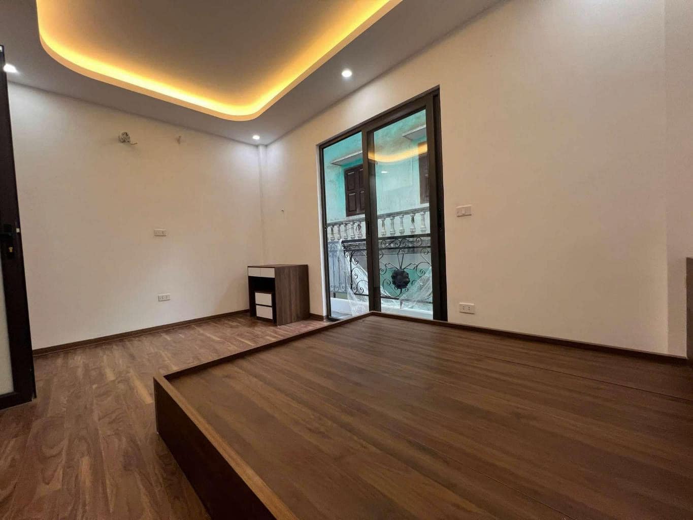 Phố Tân Mai– 30m2 / 5T / Mt 4.6m – Ngõ thông – ô tô đỗ cổng– Chỉ 6 tỷ