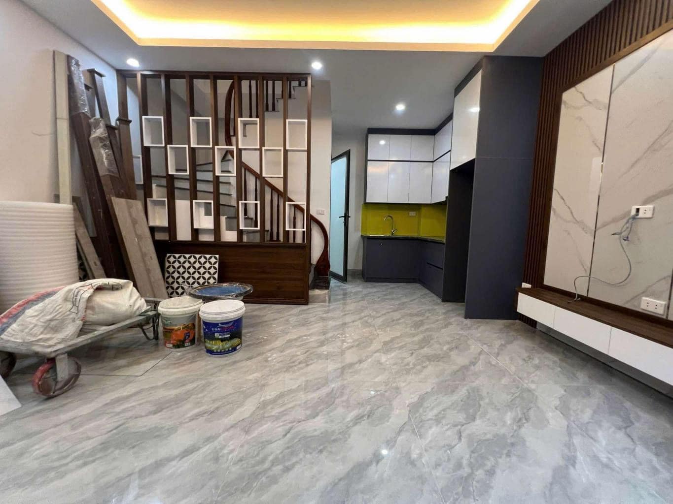 Phố Tân Mai– 30m2 / 5T / Mt 4.6m – Ngõ thông – ô tô đỗ cổng– Chỉ 6 tỷ