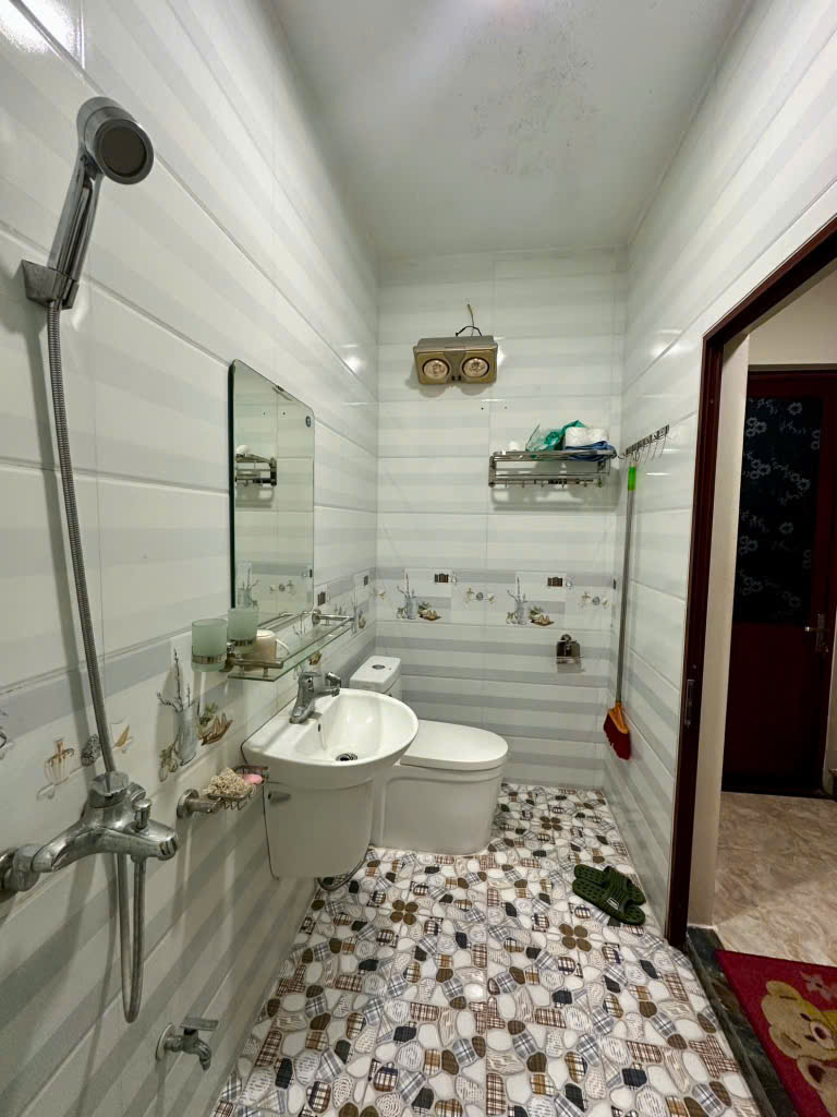 bán nhà Tân Phong, mặt tiền 5m ô tô đỗ cửa , 64m2 x 4 tầng , 9 tỷ3