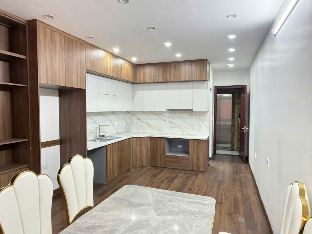 Bán nhà xây mới trung tâm Quận Cầu Giấy - THANG MÁY - GARA Ô TÔ - NỞ HẬ  Dt:48m2 - 15,5 Tỷ