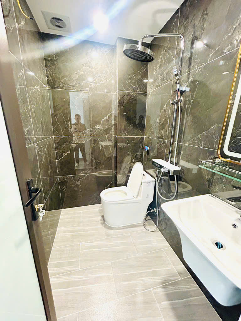 ĐƯỜNG NGUYỄN KHANG QUẬN CẦU GIẤY GIÁ 9.9 TỶ CHO 50M2 6 TẦNG THANG MÁY