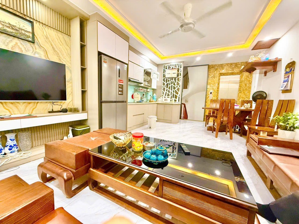 BÁN NHÀ TRẦN THÁI TÔNG DIỆN TÍCH 55M GIÁ 10.9 TỶ 6 TẦNG NỞ HẬU THANG MÁY