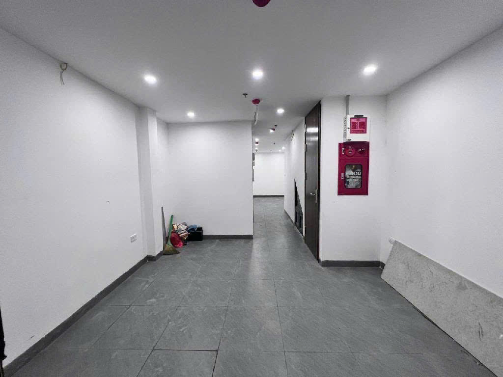 BÁN GẤP TÒA CHDV 6 TẦNG THANG MÁY HOÀNG QUỐC VIỆT, DÒNG TIỀN 600TR/NĂM, 2 THOÁNG NỞ HẬU CÁCH PHỐ VÀI BƯỚC CHÂN