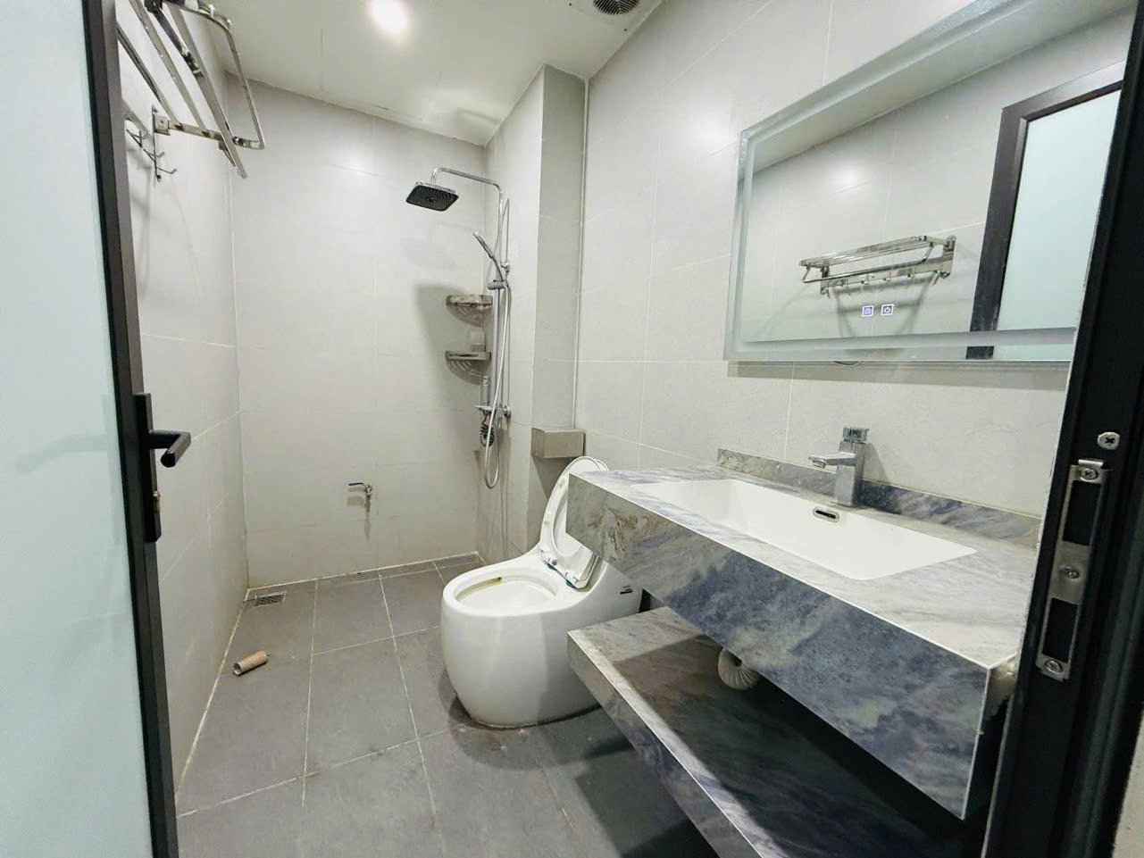 BÁN GẤP TÒA CHDV 6 TẦNG THANG MÁY HOÀNG QUỐC VIỆT, DÒNG TIỀN 600TR/NĂM, 2 THOÁNG NỞ HẬU CÁCH PHỐ VÀI BƯỚC CHÂN