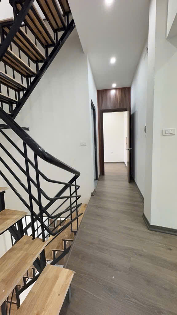 BÁN GẤP CĂN NHÀ 60M2 GIÁ 9 TỶ ĐƯỜNG HOÀNG QUỐC VIỆT, SỔ ĐỎ VUÔNG TỜ A4