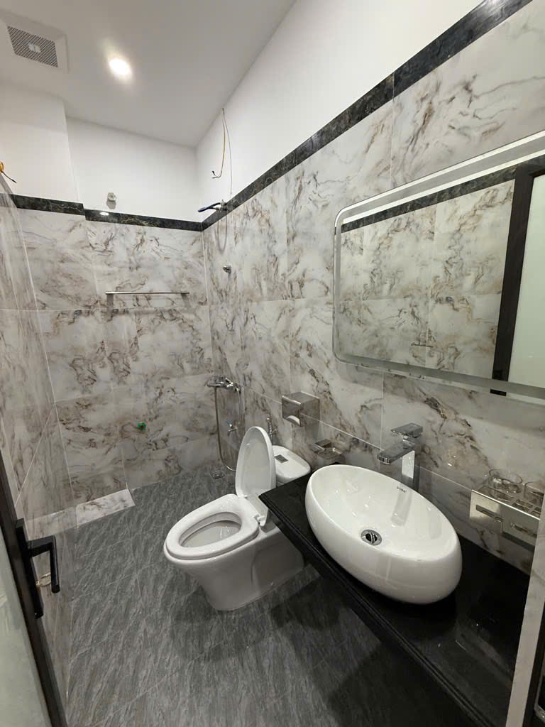 BỎ RA NHỈNH 12 TỶ SỞ HỮU NGAY CĂN NHÀ NẰM TRÊN PHỐ LẠC LONG QUÂN