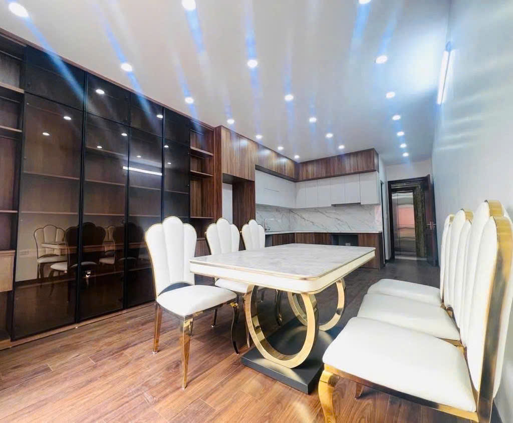 CƠ HỘI HIẾM CÓ: NHÀ PHÂN LÔ CẦU GIẤY - CÓ GARA Ô TÔ, THANG MÁY, SẴN SÀNG VÀO Ở NGAY