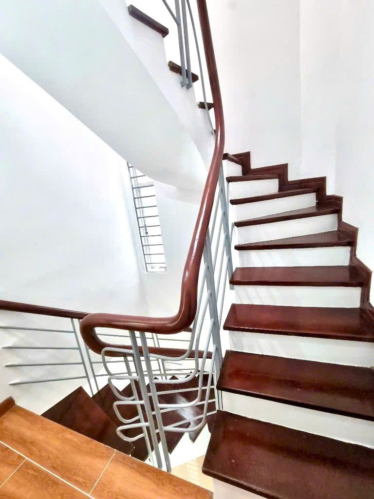 LÔ GÓC HOÀNG QUỐC VIỆT - SẴN Ở NGAY - 40M2 NHỈNH 9 TỶ - CỰC GẦN PHỐ - HIẾM CÓ KHÓ TÌM