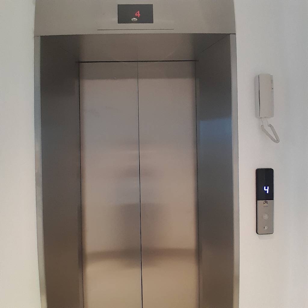 NHÀ MỚI LẠC LONG QUÂN DT 65M - XÂY 5 TẦNG - THANG MÁY - MT 4.2M - GIÁ CHÀO 12 TỶ