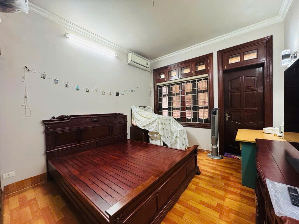 BÁN GẤP NHÀ TRUNG KÍNH TT CẦU GIẤY DT 60M, 4 TẦNG, MT 3.5M, NỞ HẬU, GẦN Ô TÔ, 11 TỶ