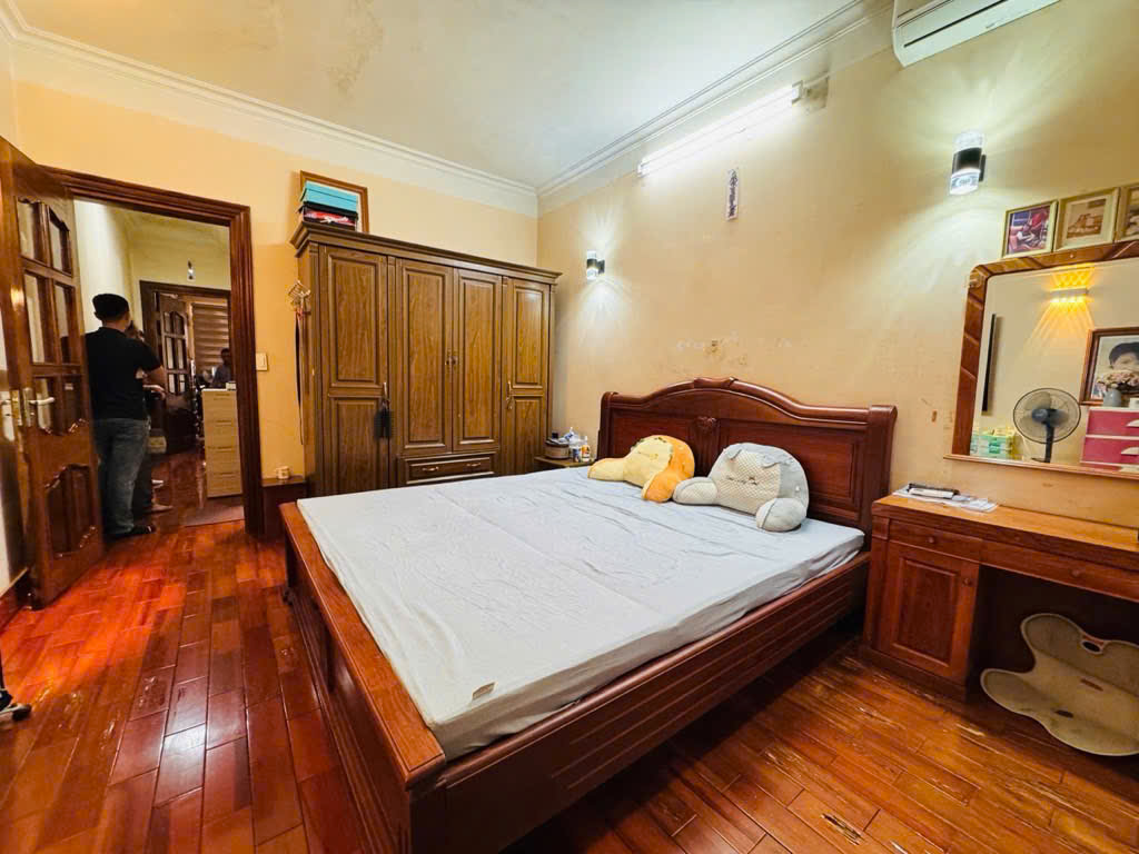 BÁN GẤP NHÀ TRUNG KÍNH TT CẦU GIẤY DT 60M, 4 TẦNG, MT 3.5M, NỞ HẬU, GẦN Ô TÔ, 11 TỶ