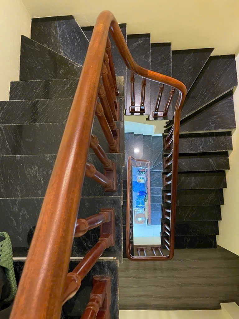 BÁN GẤP NHÀ TRUNG KÍNH TT CẦU GIẤY DT 60M, 4 TẦNG, MT 3.5M, NỞ HẬU, GẦN Ô TÔ, 11 TỶ