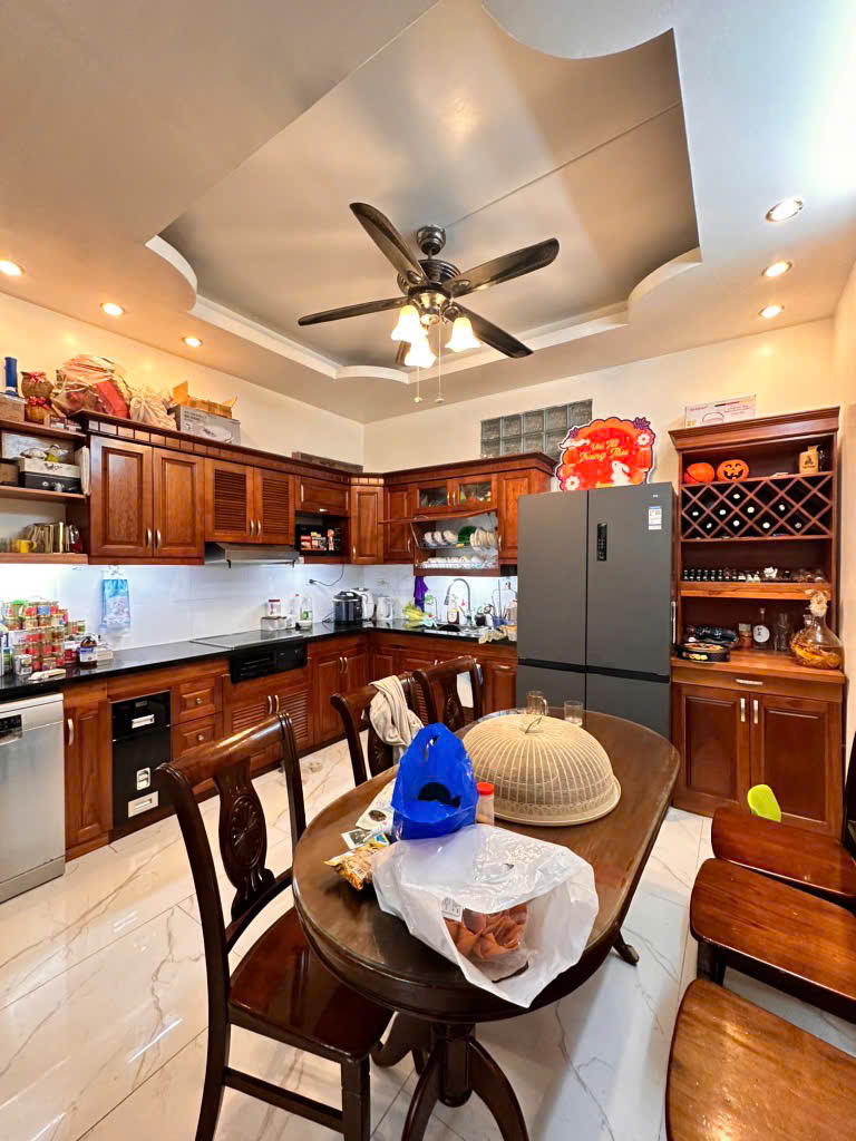 BÁN GẤP NHÀ TRUNG KÍNH TT CẦU GIẤY DT 60M, 4 TẦNG, MT 3.5M, NỞ HẬU, GẦN Ô TÔ, 11 TỶ