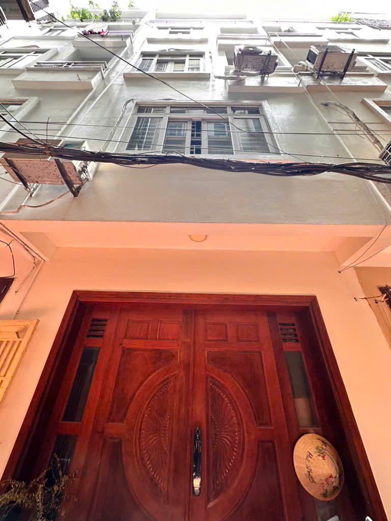 BÁN GẤP NHÀ TRUNG KÍNH TT CẦU GIẤY DT 60M, 4 TẦNG, MT 3.5M, NỞ HẬU, GẦN Ô TÔ, 11 TỶ