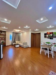 Cần bán căn hộ 2 phòng ngủ, mặt phố Yên Hòa, Cầu Giấy - Giá 5.35 tỷ