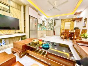 BÁN NHÀ TRẦN THÁI TÔNG DIỆN TÍCH 55M GIÁ 10.9 TỶ 6 TẦNG NỞ HẬU THANG MÁY