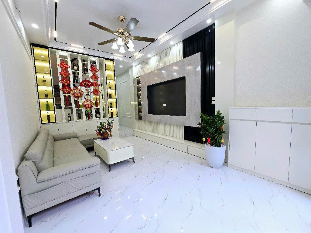 NHÀ ĐẸP 4 TẦNG 5 NGỦ - Ô TÔ - NGÕ THÔNG - KINH DOANH - SÁT KĐT ĐẠI KIM - NỘI THẤT XỊN XÒ TẶNG TOÀN BỘ - SỔ ĐỎ VUÔNG A4