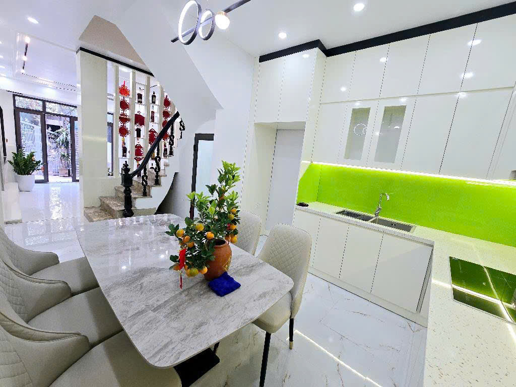 NHÀ ĐẸP 4 TẦNG 5 NGỦ - Ô TÔ - NGÕ THÔNG - KINH DOANH - SÁT KĐT ĐẠI KIM - NỘI THẤT XỊN XÒ TẶNG TOÀN BỘ - SỔ ĐỎ VUÔNG A4