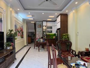 NHÀ ĐẸP Ở NGAY – Ô TÔ ĐỖ CỬA – TIỆN ÍCH BẬT NGÀN- CHỢ, SIÊU THỊ TRƯỜNG HỌC BẠT NGÀN KHÔNG THIẾU GÌ