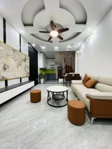 TRUNG TÂM HOÀNG MAI - NHÀ ĐẸP Ở LUÔN - SÂN ĐỂ XE RỘNG RÃI - GẦN PHỐ - GẦN Ô TÔ, CHÀO 5.8 TỶ