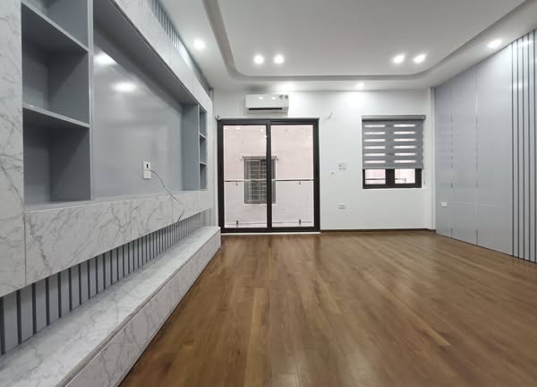 SIÊU PHẨM NHÀ ĐẸP TRUNG TÂM PHƯỜNG LONG BIÊN-LÔ GÓC-Ô TÔ THÔNG-KINH DOANH -THANG MÁY.