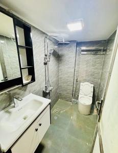 TUYỆT PHẨM NHÀ NGỌC LÂM DÂN XÂY 4 TẦNG - OTO ĐỖ CỬA LÙI NHÀ - FULL NỘI THẤT - HÀNG HIẾM GIÁ HƠN 7 tỷ