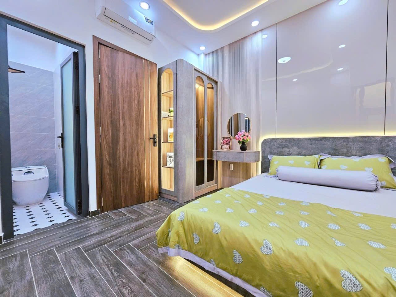 NHỈNH 4 TỶ CÓ NGAY NHÀ MỚI 2 TẦNG - HẺM 1 TRỤC XE HƠI - LÔ GÓC 2 MẶT TIỀN THOÁNG MÁT - DT48m2 - NGANG 4m - KHU VIP GẦN SÂN BAY