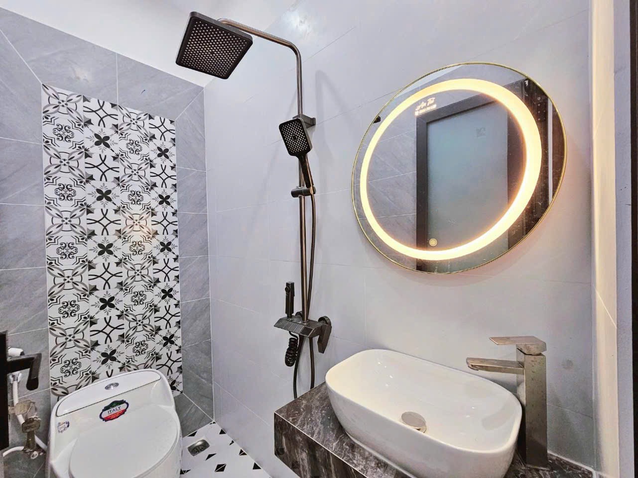 NHỈNH 4 TỶ CÓ NGAY NHÀ MỚI 2 TẦNG - HẺM 1 TRỤC XE HƠI - LÔ GÓC 2 MẶT TIỀN THOÁNG MÁT - DT48m2 - NGANG 4m - KHU VIP GẦN SÂN BAY