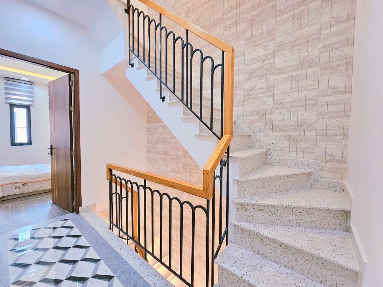 NHỈNH 4 TỶ CÓ NGAY NHÀ MỚI 2 TẦNG - HẺM 1 TRỤC XE HƠI - LÔ GÓC 2 MẶT TIỀN THOÁNG MÁT - DT48m2 - NGANG 4m - KHU VIP GẦN SÂN BAY