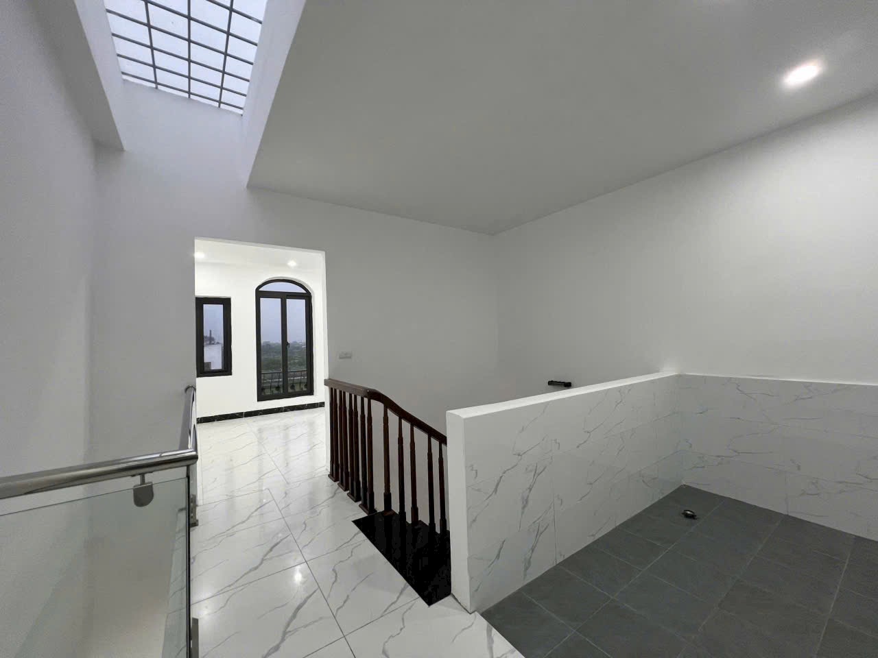 Cần bán căn nhà mới Gara Ô tô ngõ 298 Ngọc Hồi- cạnh Linh Đàm- Mặt ngõ thông