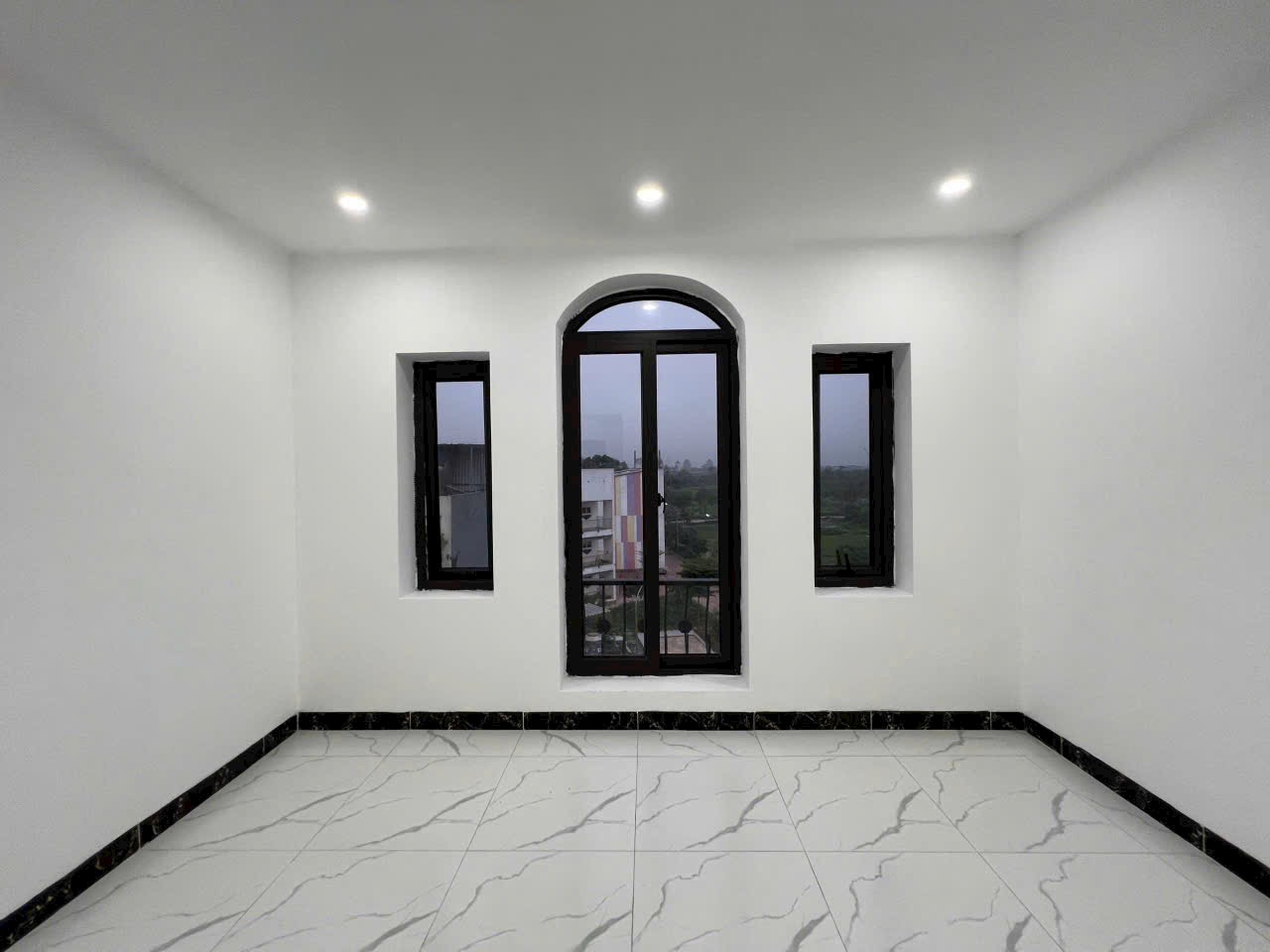 Cần bán căn nhà mới Gara Ô tô ngõ 298 Ngọc Hồi- cạnh Linh Đàm- Mặt ngõ thông