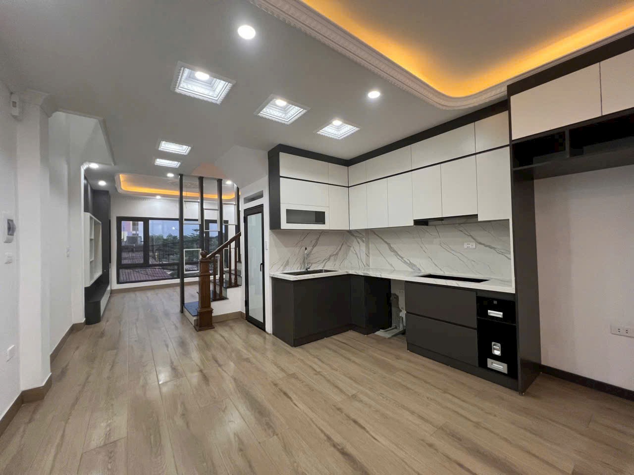 Cần bán căn nhà mới Gara Ô tô ngõ 298 Ngọc Hồi- cạnh Linh Đàm- Mặt ngõ thông