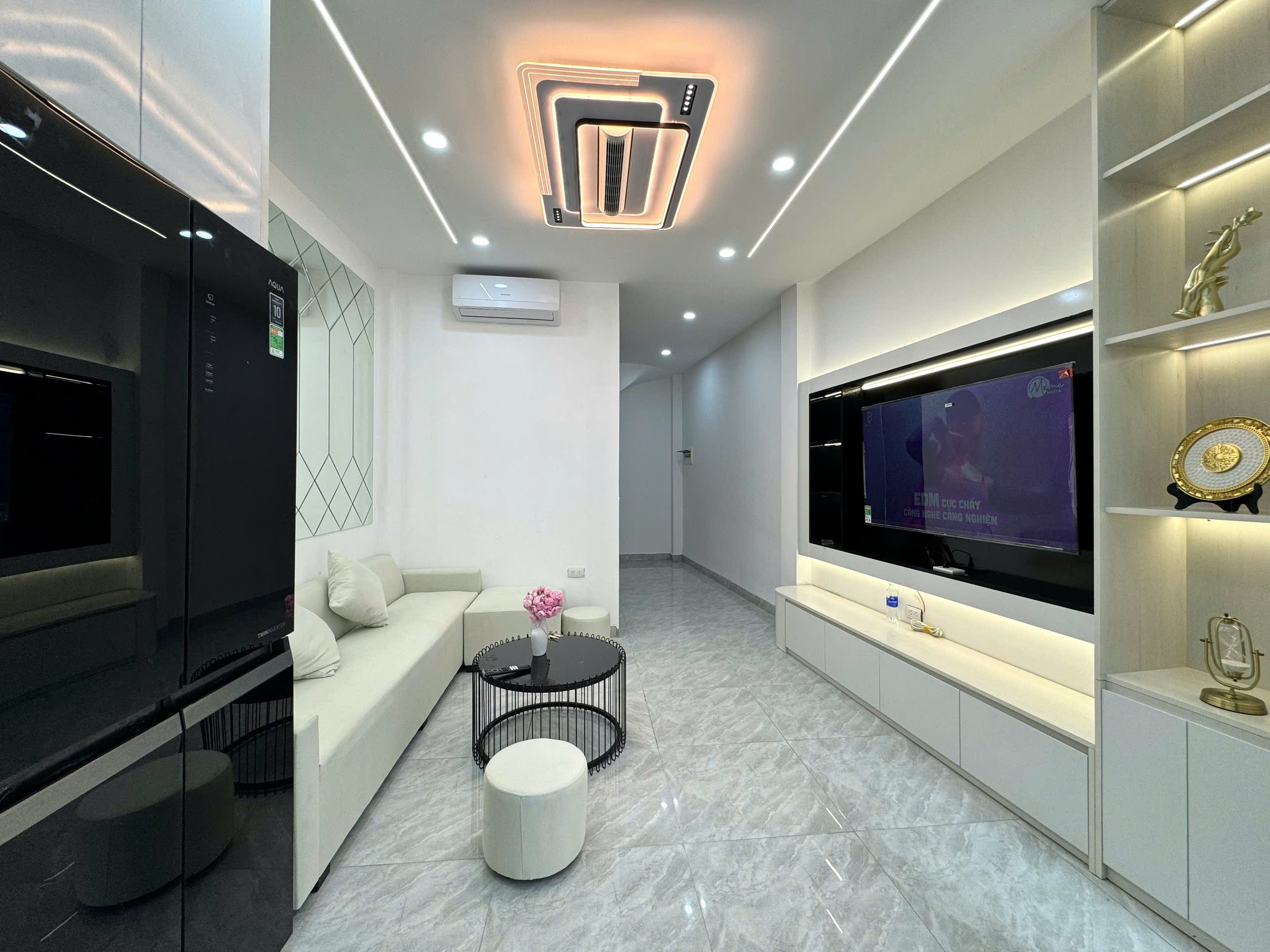 Oto đỗ cửa , cầu thang máy , nhà mới xây , gần hồ định công