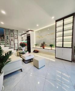 Tân Mai - Ô tô đỗ cửa nhà - Vị trí thuộc trung tâm quận nhà lô góc , 2 thoáng