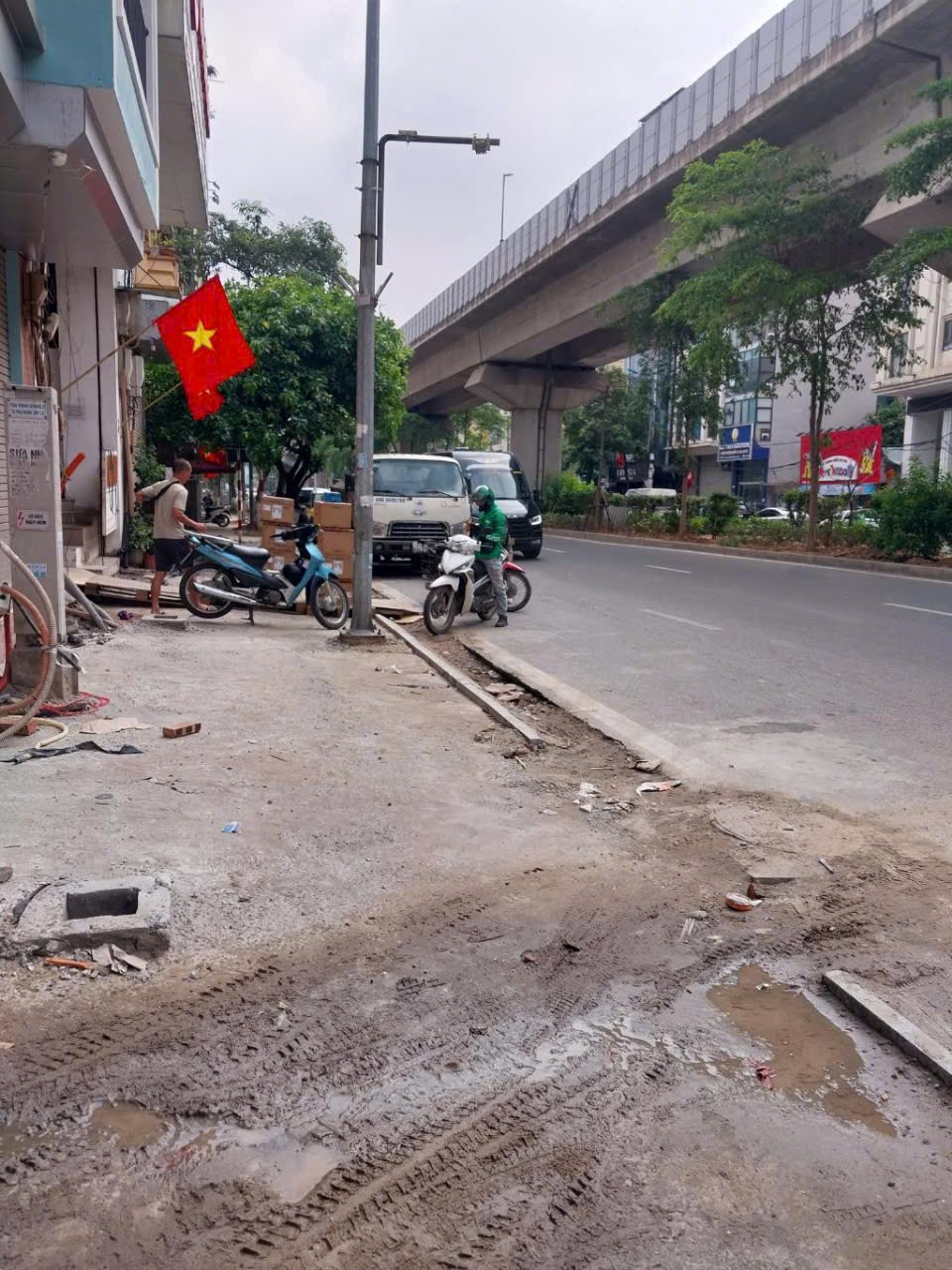 HÓT HÒN HỌT .SIÊU PHẨM CẤP 4 VỊ TRÍ ĐẮC ĐỊA TẠI YÊN LÃNG YÊU THƯƠNG.VỚI DIỆN TÍCH NHỎ LẠI CÓ VÕ X2 .MẶT TIỀN LÀ PHỐ MẶT HẬU LÀ NGÕ THUẬN TIỆN GIAO THÔNG..MUA NGAY NHẬN NGAY SỔ ĐỎ VỚI QUY HOẠCH ỔN ĐỊNH KO CHANH CHẤP CÓ VỈA HÈ RỘNG TỐT CHO KINH DOANH!