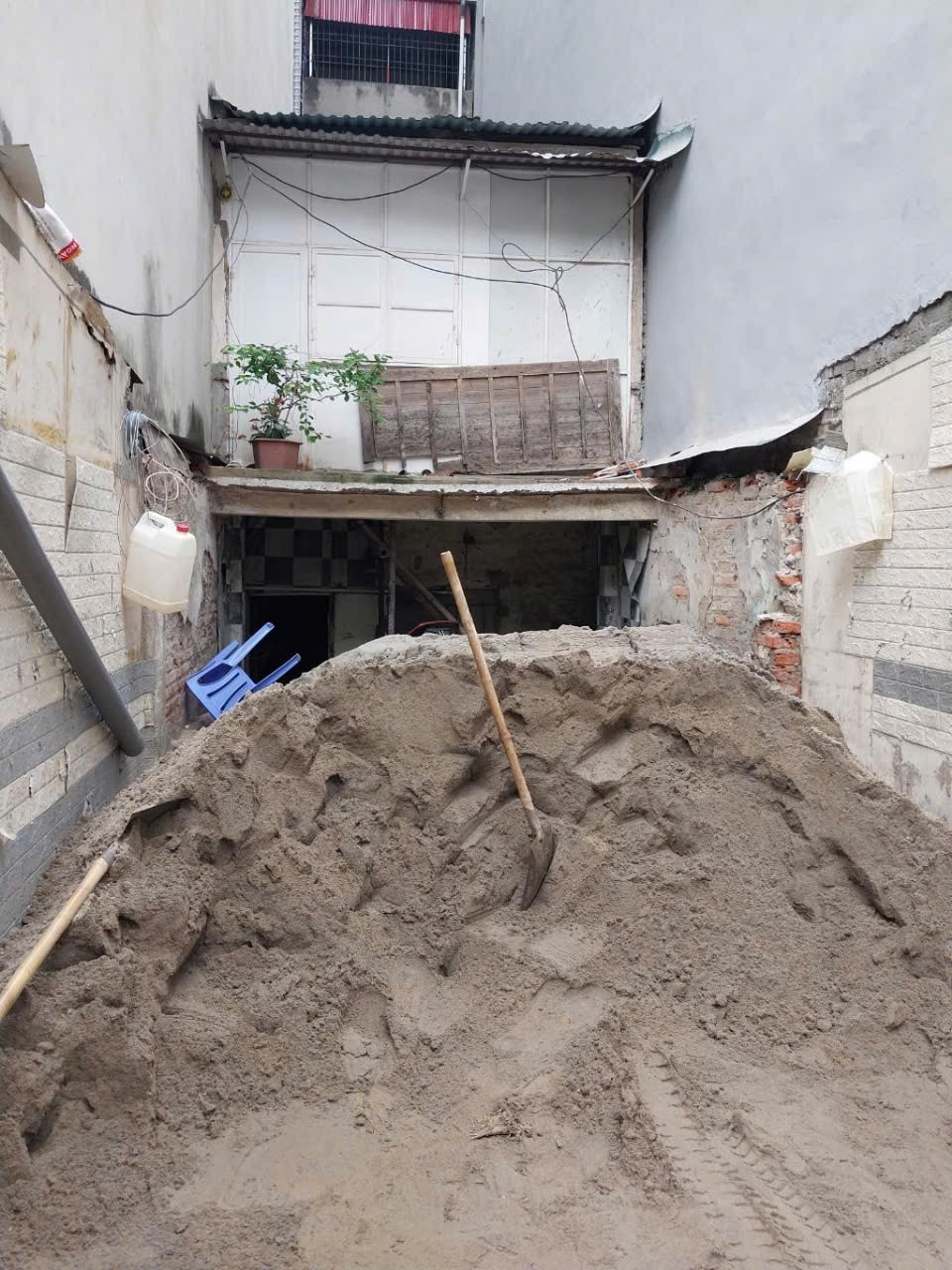 HÓT HÒN HỌT .SIÊU PHẨM CẤP 4 VỊ TRÍ ĐẮC ĐỊA TẠI YÊN LÃNG YÊU THƯƠNG.VỚI DIỆN TÍCH NHỎ LẠI CÓ VÕ X2 .MẶT TIỀN LÀ PHỐ MẶT HẬU LÀ NGÕ THUẬN TIỆN GIAO THÔNG..MUA NGAY NHẬN NGAY SỔ ĐỎ VỚI QUY HOẠCH ỔN ĐỊNH KO CHANH CHẤP CÓ VỈA HÈ RỘNG TỐT CHO KINH DOANH!