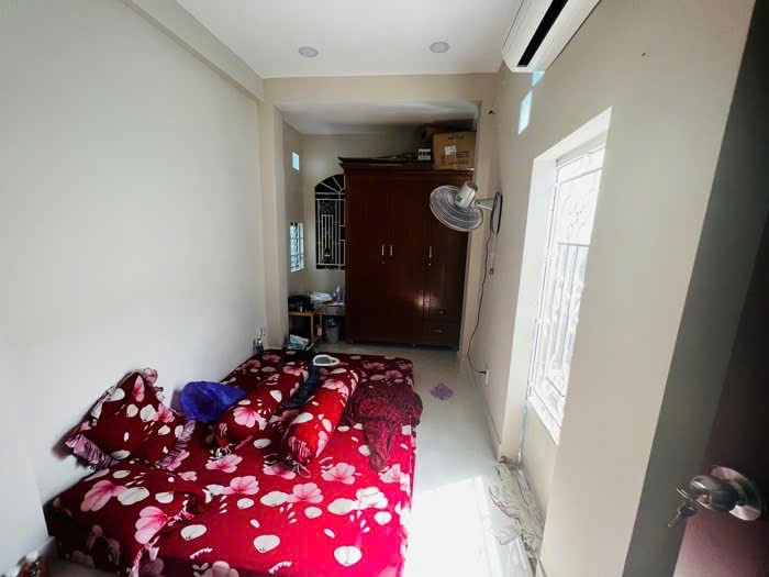 Bán  Nhà Nhỏ đủ công năng, giá tốt, cho thuê 100tr/năm.