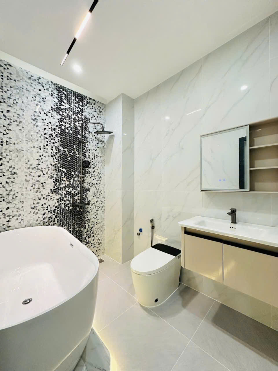 •	BÁN NHÀ KDC ĐB HẺM XE TẢI THÔNG NGUYỄN TƯ GIẢN P12, GÒ VẤP 4X16 GIÁ 11.9 TỶ