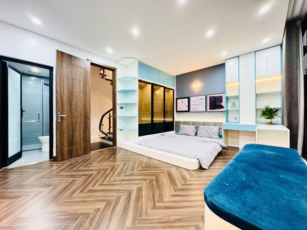 NHÀ PHỐ HOÀNG QUỐC VIỆT 65M2 PHÂN LÔ QUÂN ĐỘI Ô TÔ ĐỖ TRONG NHÀ 12.5 Tỉ