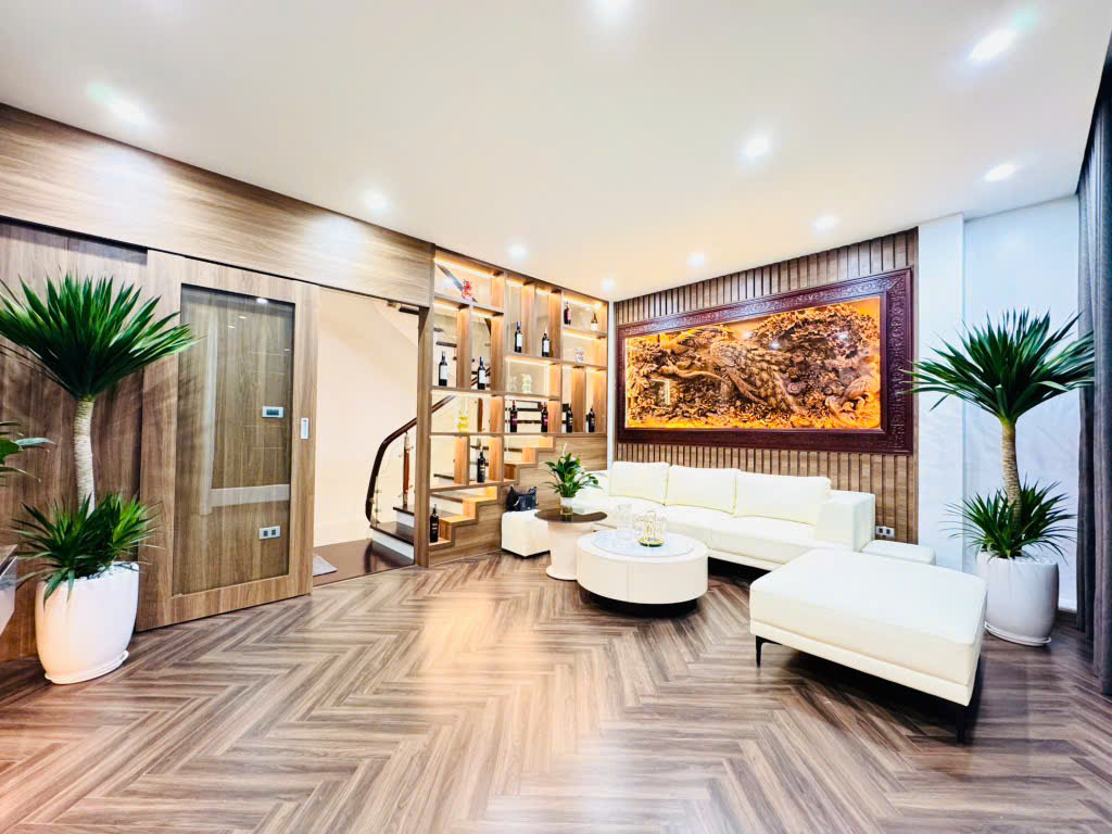 NHÀ PHỐ HOÀNG QUỐC VIỆT 65M2 PHÂN LÔ QUÂN ĐỘI Ô TÔ ĐỖ TRONG NHÀ 12.5 Tỉ