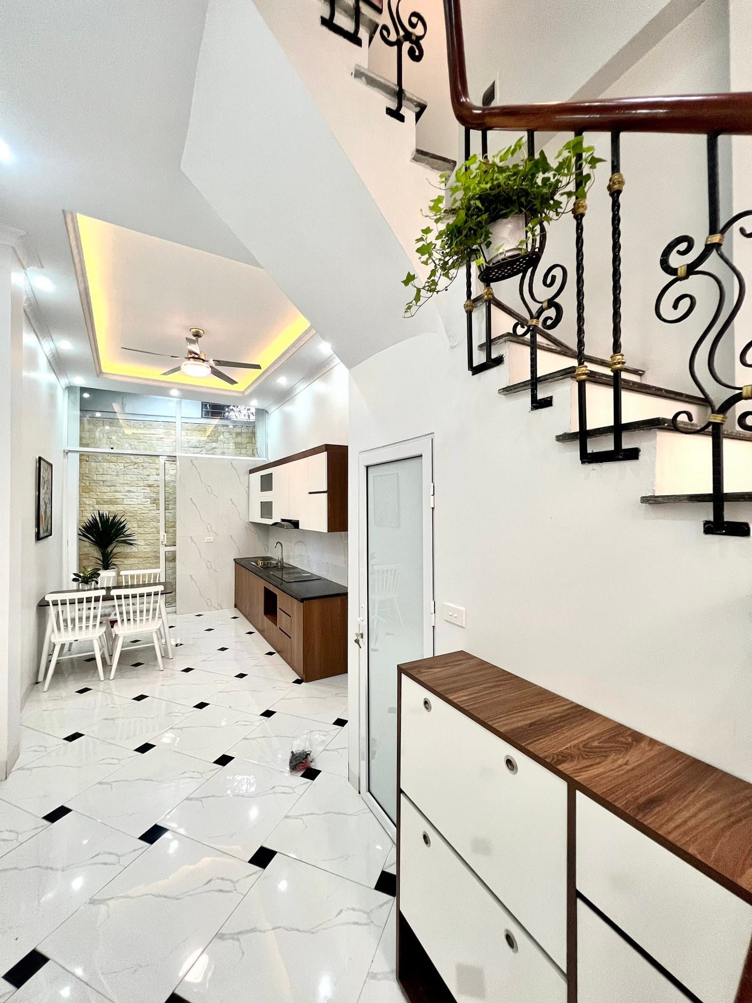 Nhà ĐẸP Khương Trung, 41m2, 3 tầng, 3 phòng ngủ, chỉ 3.99 tỷ.