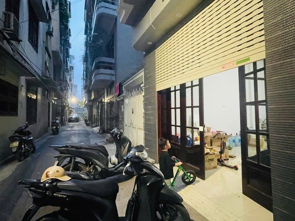 Bán nhà phân lô Trung kính, 63m2, MT3,9m, nhỉnh 19 tỉ, ô tô vào nhà.