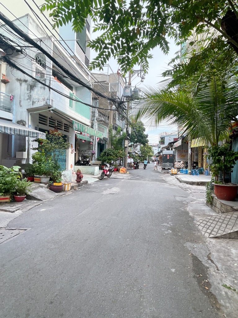 NHÀ 2 LẦU ĐƯỜNG LÊ THỊ BẠCH CÁT - QUẬN 11 - HẺM NHỰA XE TẢI ĐỖ CỬA - NGANG 3.6X10 - 3PN