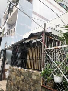 Cần Bán Nhà HXH , Nhà Nhỏ Xinh phường 3 q8, Hẻm thông ra đường Âu Dương Lân và gần khu trung tâm siêu thị Parc Mall Tạ Quang Bửu.