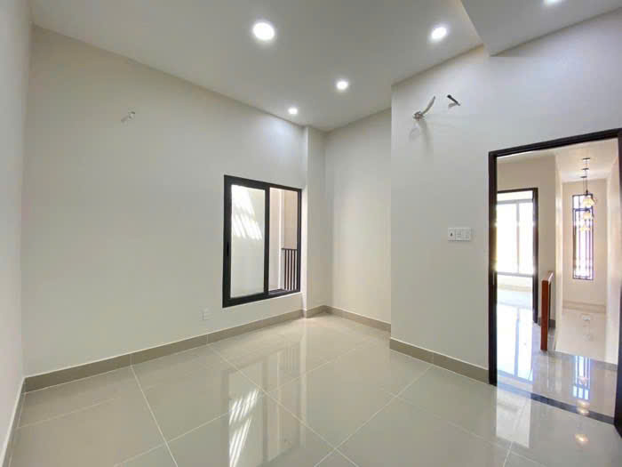 BÁN NHÀ MỚI PHAN VĂN TRỊ, P11, BT, DT: 52M2, 2 TẦNG, 3PN, 2WC GẦN ST EMART SỔ VUÔNG, GIÁ 5.x TỶ