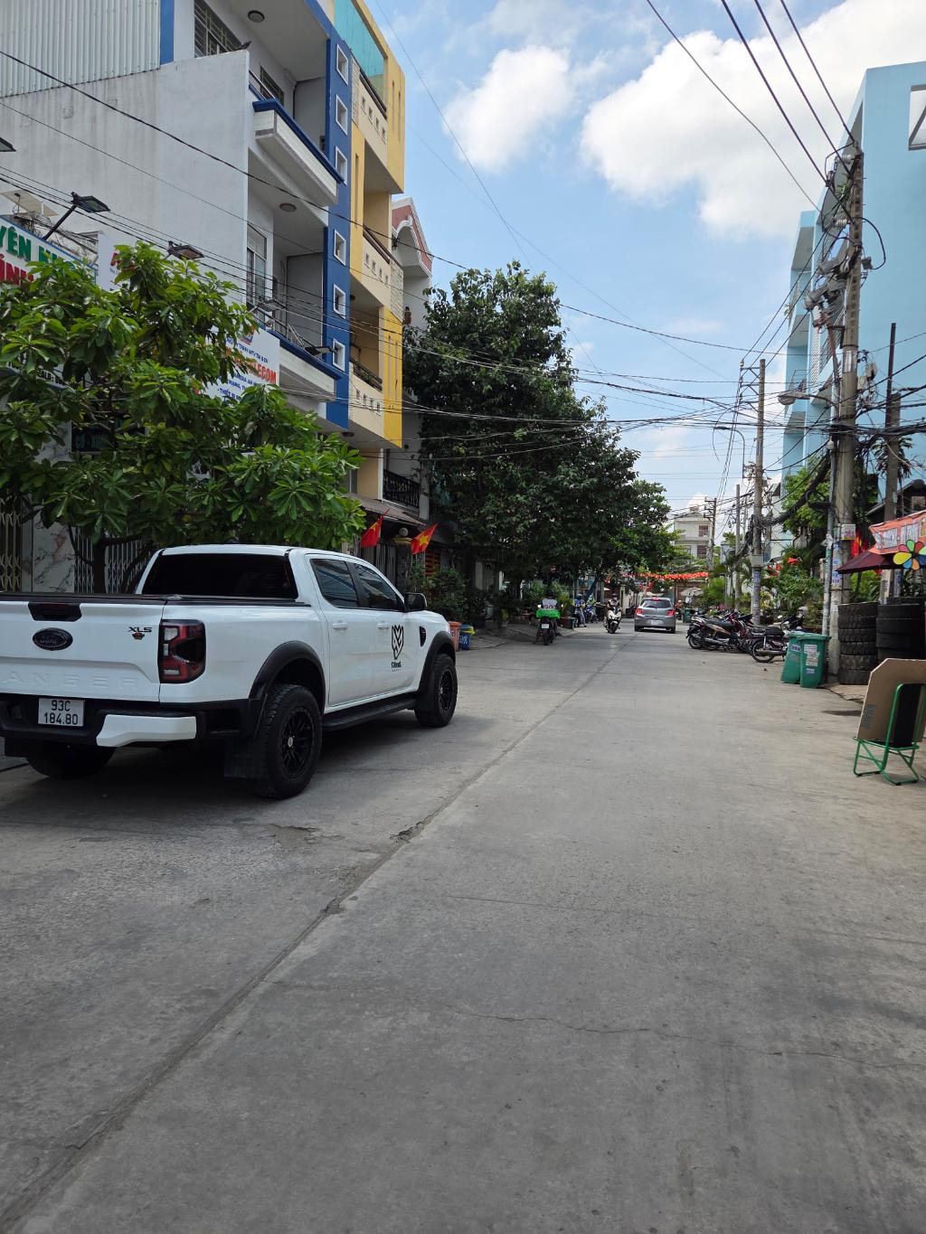 Mô tả: -Vị trí: hẻm xe hơi vào nhà , thuận tiện di chuyển Tên Lửa, Võ Văn Kiệt.  -Diện tích: 4x15m, sổ vuông A4, công nhận đủ- Kết cấu: 1 trệt 3 lầu, nhà mới xây tặng full nội thất Châu Âu  -hiểm toàn nhà đẹp 3-4 tầng -dân trí cao xung quanh yên tĩnh