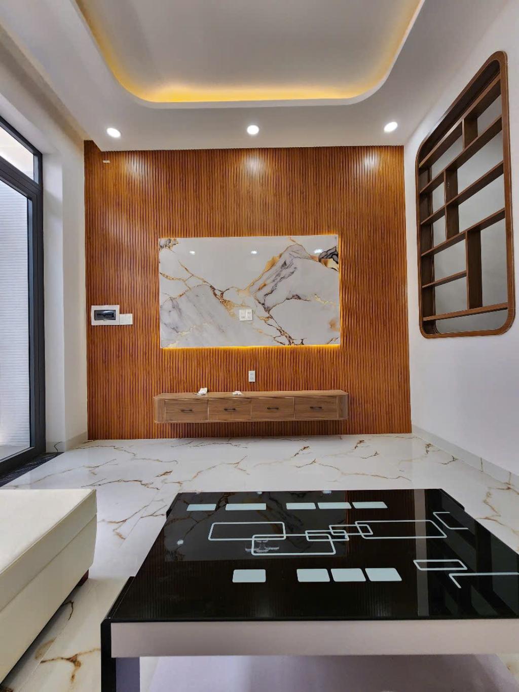 Mô tả: -Vị trí: hẻm xe hơi vào nhà , thuận tiện di chuyển Tên Lửa, Võ Văn Kiệt.  -Diện tích: 4x15m, sổ vuông A4, công nhận đủ- Kết cấu: 1 trệt 3 lầu, nhà mới xây tặng full nội thất Châu Âu  -hiểm toàn nhà đẹp 3-4 tầng -dân trí cao xung quanh yên tĩnh