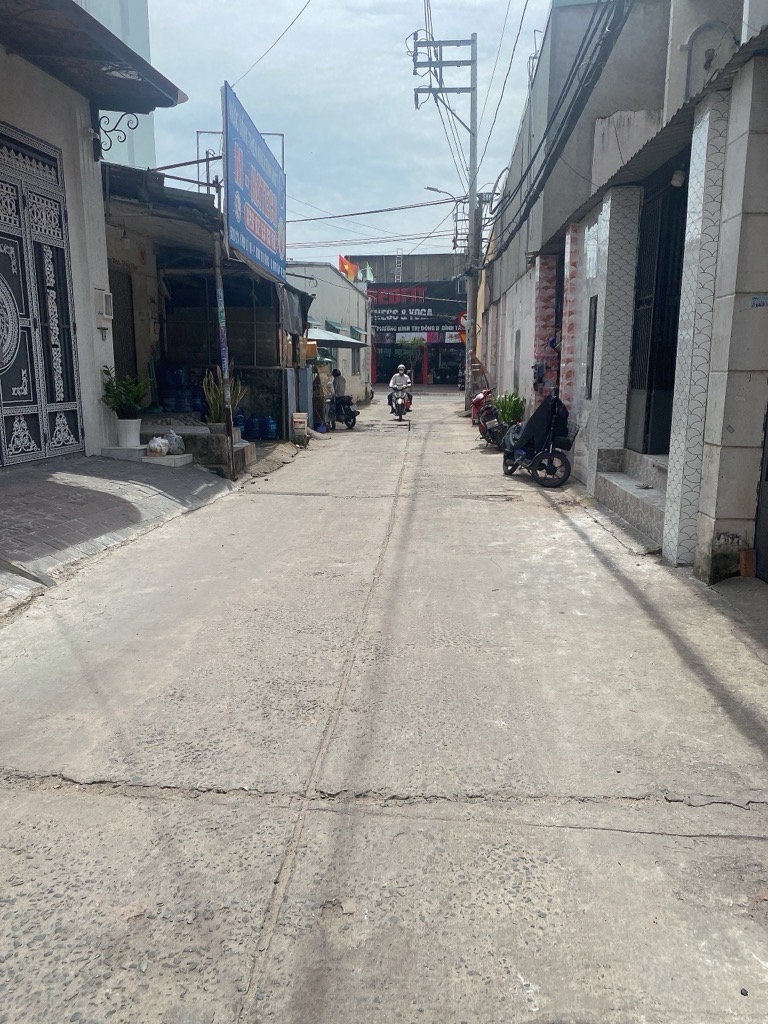 TÌM ĐÂU RA NGAY TỈNH LỘ 10-XE HƠI NGỦ TRONG NHÀ - 3 TẦNG ĐÚC KIÊN CỐ -115M2 CHỈ NHÍCH 5 TỎI...