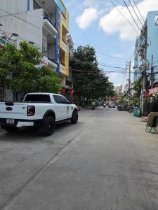 Mô tả: -Vị trí: hẻm xe hơi vào nhà , thuận tiện di chuyển Tên Lửa, Võ Văn Kiệt.  -Diện tích: 4x15m, sổ vuông A4, công nhận đủ- Kết cấu: 1 trệt 3 lầu, nhà mới xây tặng full nội thất Châu Âu  -hiểm toàn nhà đẹp 3-4 tầng -dân trí cao xung quanh yên tĩnh